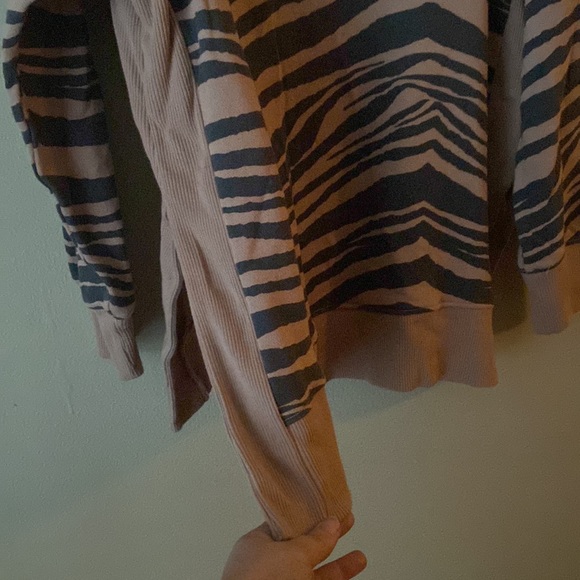 Aerie oversized split side tiger print sweater size S - Picture 7 of 11